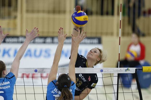 VC Wiesbaden - SC Potsdam Volleyball 1. Bundesliga Damen VC Wiesbaden - SC Potsdam am 05.12.2015 in der Sporthalle am Platz d. Dt. Einheit in Wiesbaden, REBECCA SCHÃ PERKLAUS (6, VCW), LIZ HINTEMANN (11, VCW), SASKIA HIPPE (13, SCP), (v.l.)