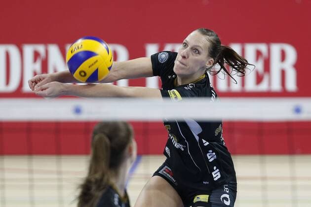 VC Wiesbaden - SC Potsdam Volleyball 1. Bundesliga Damen VC Wiesbaden - SC Potsdam am 05.12.2015 in der Sporthalle am Platz d. Dt. Einheit in Wiesbaden, REGINA MAPELI BURCHARDT (15, SCP) am Ball