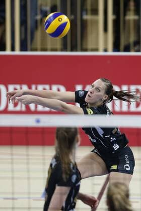 VC Wiesbaden - SC Potsdam Volleyball 1. Bundesliga Damen VC Wiesbaden - SC Potsdam am 05.12.2015 in der Sporthalle am Platz d. Dt. Einheit in Wiesbaden, REGINA MAPELI BURCHARDT (15, SCP) am Ball