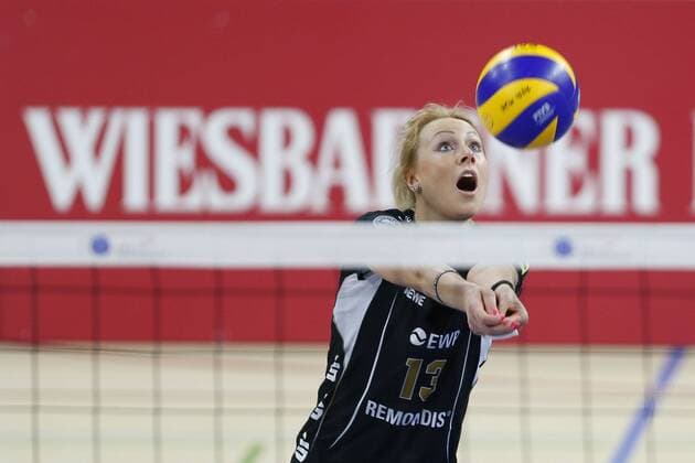 VC Wiesbaden - SC Potsdam Volleyball 1. Bundesliga Damen VC Wiesbaden - SC Potsdam am 05.12.2015 in der Sporthalle am Platz d. Dt. Einheit in Wiesbaden, SASKIA HIPPE (13, SCP) am Netz