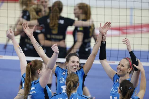 VC Wiesbaden - SC Potsdam Volleyball 1. Bundesliga Damen VC Wiesbaden - SC Potsdam am 05.12.2015 in der Sporthalle am Platz d. Dt. Einheit in Wiesbaden, Schlussjubel JENNIFER PETTKE (15, VCW, Mitte), LIZ HINTEMANN (11, VCW, r.) und ihre Mannschaftskolleginnen freuen sich über den Spielgewinn