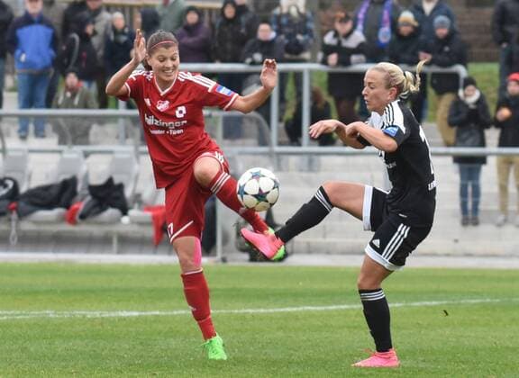 06.12.2015, xblx, Fussball 1.Bundesliga Damen, 1.FFC Frankfurt - SC Sand, emspor, v.l. Claire Savin (SC Sand), Mandy Islacker (1.FFC Frankfurt)