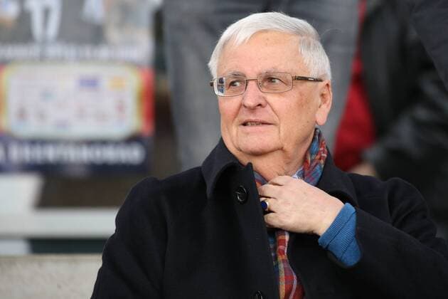 Dr. Theo Zwanziger (ehemaliger DFB-Präsident, Ex-Präsident, a.D.), greift sich an den Hals, skeptisch, Porträt, Portrait, als Zuschauer im Publikum, Fussball, Allianz Frauen-Bundesliga, 1. FFC Frankfurt - SC Sand, xozx