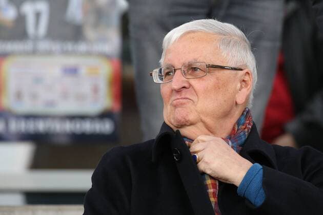 Dr. Theo Zwanziger (ehemaliger DFB-Präsident, Ex-Präsident, a.D.), greift sich an den Hals, skeptisch, Porträt, Portrait, als Zuschauer im Publikum, sauer, schlecht gelaunt, enttäuscht schauend, Enttäuschung, Frustration, disappointed, pessimistisch, Fussball, Allianz Frauen-Bundesliga, 1. FFC Frankfurt - SC Sand, xozx