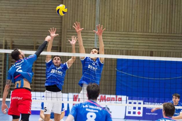 Stuttgart-Vaihingen Block Stefan Schmid ( 5, TSV Georgii Allianz Stuttgart) und Jonathan-Leon Finkbeiner ( 3, TSV Georgii Allianz Stuttgart) gegen Sebastian Hähner ; 2. Volleyballbundesliga Sued Herren: TSV Georgii Allianz Stuttgart gegen L.E. Volleys Leipzig, Hegel-Sporthalle, Stuttgart-Vaihingen Deutschland, 20151205; Copyright: Wuechnerx xEibner-Pressefoto EP_nwr