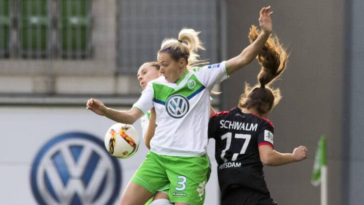 Fußball, Allianz Frauen Bundesliga, VfL Wolfsburg - 1. FFC Turbine Potsdam; Zsanett Jakabfi (Wolfsburg, 3) gegen Viktoria Schwalm (Potsdam, 17) Zweikampf, Duell, duell, tackle, Tackling, Aktion, action. xtgx