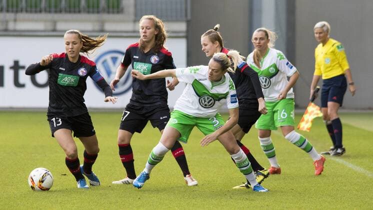 Fußball, Allianz Frauen Bundesliga, VfL Wolfsburg - 1. FFC Turbine Potsdam; v.l. Lia Wälti (Lia Waelti, Potsdam, 13) gegen Zsanett Jakabfi (Wolfsburg, 3) Zweikampf, Duell, duell, tackle, Tackling, Aktion, action. xtgx