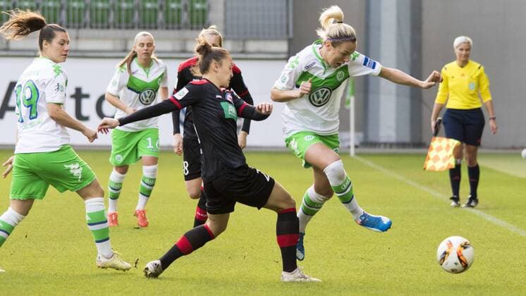 Fußball, Allianz Frauen Bundesliga, VfL Wolfsburg - 1. FFC Turbine Potsdam; Tackling gegen Zsanett Jakabfi (Wolfsburg, 3) . xtgx