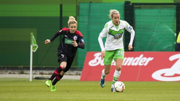 Fußball, Allianz Frauen Bundesliga, VfL Wolfsburg - 1. FFC Turbine Potsdam; v.l. Svenja Huth (Potsdam, 9) und Lena Goeßling (Goessling, Wolfsburg, 28). xtgx