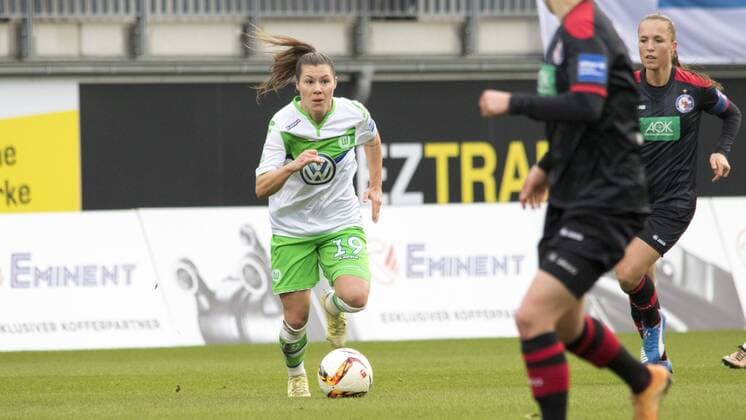 Fußball, Allianz Frauen Bundesliga, VfL Wolfsburg - 1. FFC Turbine Potsdam; Ramona Bachmann (Wolfsburg, 19) am Ball. xtgx