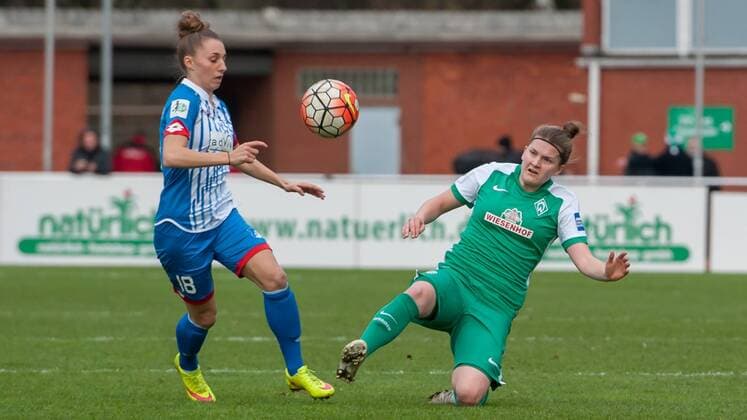 v.li.: Anne Fühner (Fuhner, Fuehner, TSG 1899 Hoffenheim, 18) im Zweikampf mit Sophie Maierhofer (SV Werder Bremen, 4), Fussball, Allianz Frauen-Bundesliga, SV Werder Bremen - TSG 1899 Hoffenheim, xobx