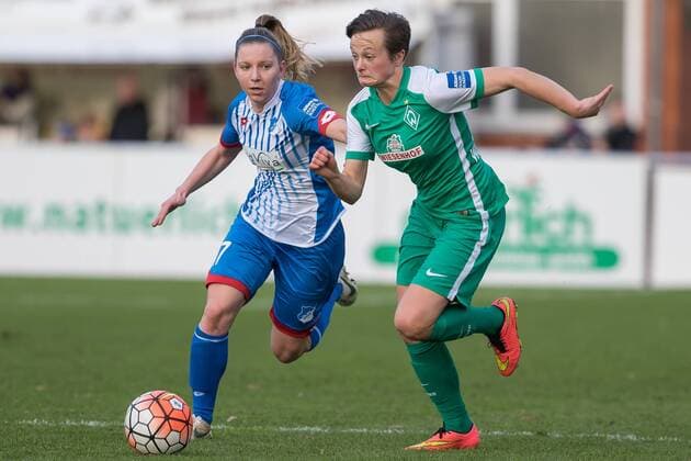 v.li.: Emily Evels (TSG 1899 Hoffenheim, 17) und Maren Wallenhorst (SV Werder Bremen, 25) im Zweikampf, Duell, duel, tackle, Fussball, Allianz Frauen-Bundesliga, SV Werder Bremen - TSG 1899 Hoffenheim, xdgx