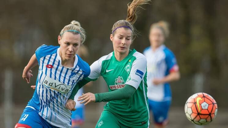 v.li.: Kristin Demann (TSG 1899 Hoffenheim, 4) und Marie-Louise Eta (SV Werder Bremen, 6) im Zweikampf, Duell, duel, tackle, Fussball, Allianz Frauen-Bundesliga, SV Werder Bremen - TSG 1899 Hoffenheim, xdgx