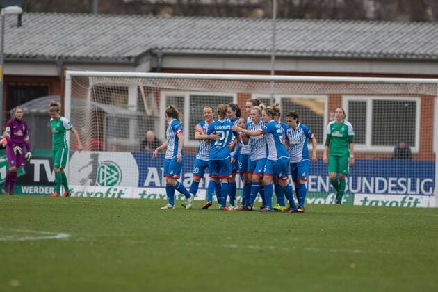 v.li.: Die Spielerinnen der TSG Hoffenheim beim Torjubel, Goal celebration, celebrate the goal, goal celebration, Jubeltraube, Fussball, Allianz Frauen-Bundesliga, SV Werder Bremen - TSG 1899 Hoffenheim, xdgx