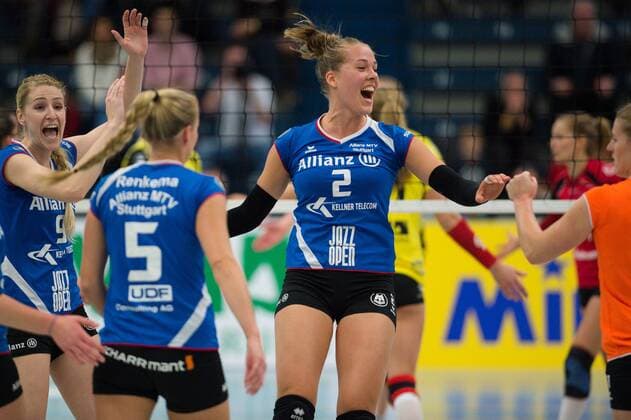 06.12.2015, Halle Berg Fidel, Muenster Volleyball, Bundesliga Frauen, USC Münster Muenster vs. Allianz MTV Stuttgart Jubel Caroline Jarmoc ( 9 Stuttgart), Kim Renkema ( 5 Stuttgart), Femke Stoltenborg ( 2 Stuttgart), Lisa Thomsen ( 11 Stuttgart)