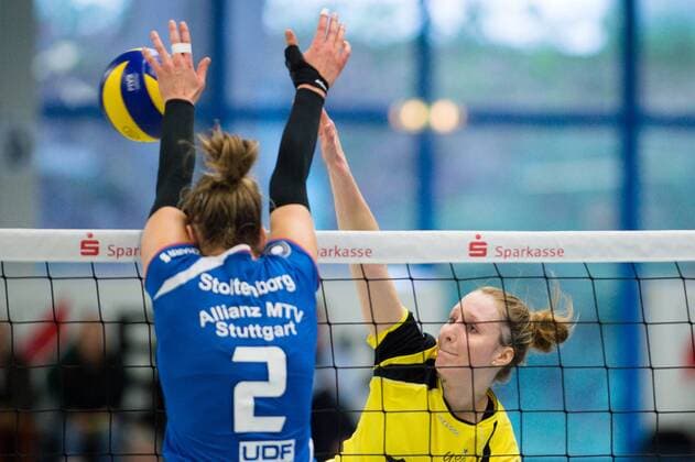 06.12.2015, Halle Berg Fidel, Muenster Volleyball, Bundesliga Frauen, USC Münster Muenster vs. Allianz MTV Stuttgart Block Femke Stoltenborg ( 2 Stuttgart) - Angriff Sarah Petrausch ( 13 Muenster)