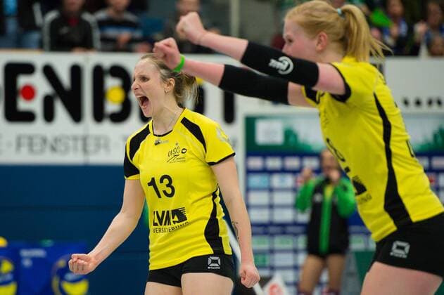 06.12.2015, Halle Berg Fidel, Muenster Volleyball, Bundesliga Frauen, USC Münster Muenster vs. Allianz MTV Stuttgart Jubel Sarah Petrausch ( 13 Muenster), Leonie Schwertmann ( 18 Muenster)