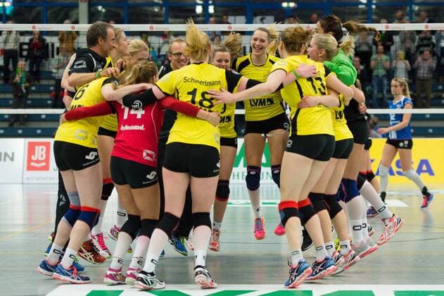 06.12.2015, Halle Berg Fidel, Muenster Volleyball, Bundesliga Frauen, USC Münster Muenster vs. Allianz MTV Stuttgart Jubel Muenster nach Matchball Sieg