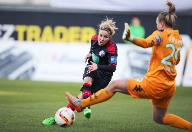 In dieser Szene erzielt Svenja Huth (1. FFC Turbine Potsdam) das 0-1 gegen Merle Frohms (VfL Wolfsburg)