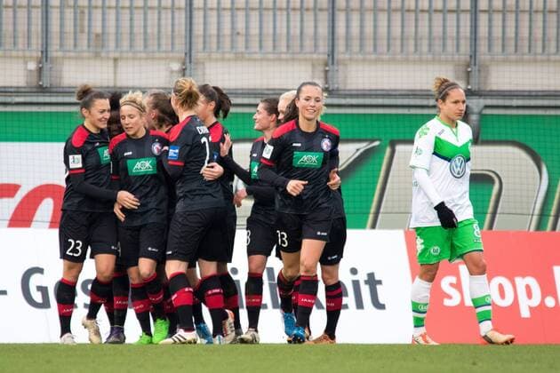 Fußball, Allianz Frauen Bundesliga, VfL Wolfsburg - 1. FFC Turbine Potsdam; Jubel, Torjubel, Freude, Emotion, Torerfolg, Aktion, action, goal, goal celebration, celebrates Potsdam, Wolfsburg enttäuscht, frustriert, niedergeschlagen Enttäuschung, Frust, disappointed. xtgx