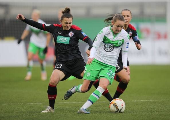 v.l. Lidija Kulis (1. FFC Turbine Potsdam), Caroline Graham Hansen (VfL Wolfsburg), die das 2-1 für Wolfsburg schoss