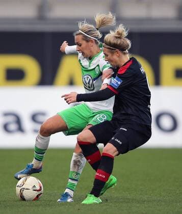 Themen der Woche - SPORT Bilder des Tages Lena Goessling (VfL Wolfsburg) im Duell mit Svenja Huth (1. FFC Turbine Potsdam)