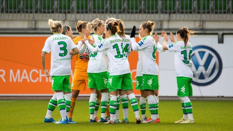 Fußball, Allianz Frauen Bundesliga, VfL Wolfsburg - 1. FFC Turbine Potsdam; Wolfsburg Mannschaftskreis, einschwören vor dem Spiel, Teamkreis, Ansprache, Motivation, vor Anpfiff. xtgx