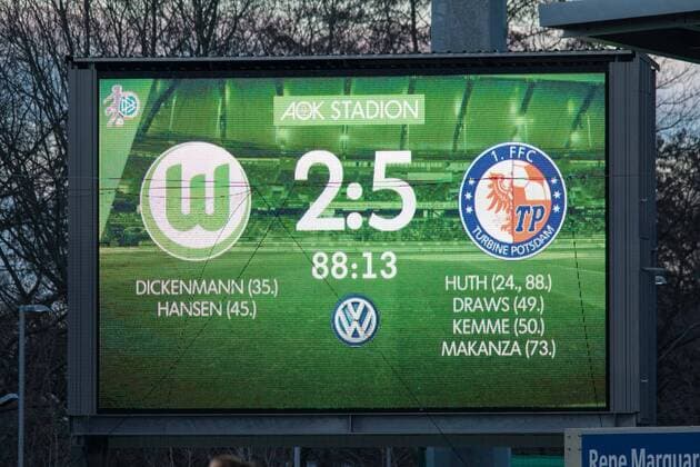 Fußball, Allianz Frauen Bundesliga, VfL Wolfsburg - 1. FFC Turbine Potsdam; Anzeigetafel 2:5. Gegentore, Niederlage. xtgx