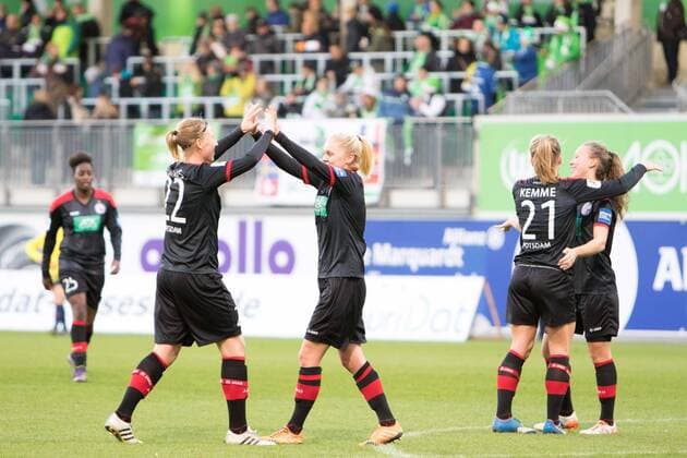 Fußball, Allianz Frauen Bundesliga, VfL Wolfsburg - 1. FFC Turbine Potsdam; Stefanie Draws (Potsdam, 22) (links) und die Potsdamer Mannschaft Jubel, Torjubel, Freude, Emotion, Torerfolg, Aktion, action, goal, goal celebration, celebrates. xtgx
