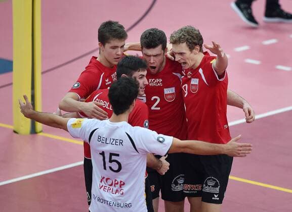 Volleyball 1. Bundesliga Saison 2015 2016 TV Rottenburg - United Volleys Ruesselsheim 06.12.2015 JUBEL TV Rottenburg; Tom Strohbach, Federico Cipollone , Willy Belizer, Kevin Foyer und Lars Wilmsen (v.li.) 