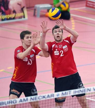 Volleyball 1. Bundesliga Saison 2015 2016 TV Rottenburg - United Volleys Ruesselsheim 06.12.2015 Tom Strohbach (li) und Kevin Foyer (beide TV Rottenburg) 
