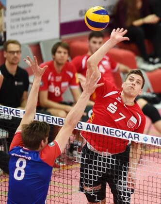 Volleyball 1. Bundesliga Saison 2015 2016 TV Rottenburg - United Volleys Ruesselsheim 06.12.2015 Sven Metzger (re, TV Rottenburg) gegen Jan Klobucar (li, United Volleys) 