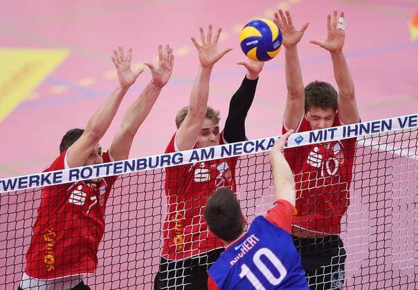 Volleyball 1. Bundesliga Saison 2015 2016 TV Rottenburg - United Volleys Ruesselsheim 06.12.2015 BLOCK; Sven Metzger (li, TV Rottenburg), Friederich Nagel (Mitte, TV Rottenburg) und Tom Strohbach (re, TV Rottenburg) gegen Moritz Reichert (unten, United Volleys) 