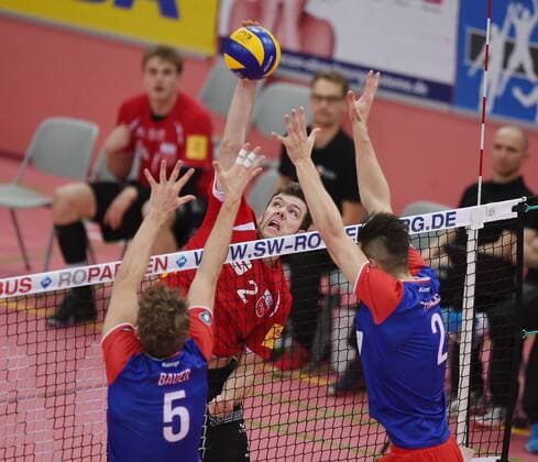Volleyball 1. Bundesliga Saison 2015 2016 TV Rottenburg - United Volleys Ruesselsheim 06.12.2015 Kevin Foyer (Mitte, TV Rottenburg) gegen Lukas Fraser (li, United Volleys) und Bryan Fraser (re, United Volleys) 