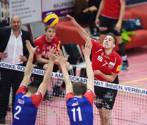 Volleyball 1. Bundesliga Saison 2015 2016 TV Rottenburg - United Volleys Ruesselsheim 06.12.2015 Sven Metzger (re, TV Rottenburg) gegen Bryan Fraser (li, United Volleys) und Tobias Krick (re, United Volleys) 