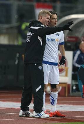 Stefan Effenberg und Srdjan Lakic, SCP, im Hinspiel der Saison 2015 2016 zwischen 1. FCN und SC Paderborn (2:1) in Nürnberg; 04 12 2015 -