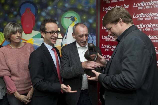 Fußball, Hein Vanhaezebrouck erählt Raymond Goethals Award - AALST, BELGIUM: Alexis Murphy, managing director of Ladbrokes Belgium, former soccer player Robert (Robbie) Rensenbrink and Gent s head coach Hein Vanhaezebrouck pictured at the fifth edition of the Raymond Goethals award, for the coach who was the closest to Raymond Goethals, Monday 07 December 2015, in Aalst. KRISTOFxVANxACCOM  x04753520x