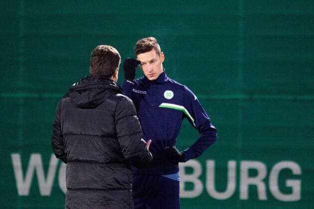 Fußball, UEFA Champions League, Abschlusstraining und Pressekonferenz VfL Wolfsburg; Dieter Hecking (Cheftrainer Wolfsburg) diskutiert mit Julian Draxler (Wolfsburg). xtgx