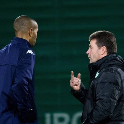 Fußball, UEFA Champions League, Abschlusstraining und Pressekonferenz VfL Wolfsburg; Dieter Hecking (Cheftrainer Wolfsburg) diskutiert mit Naldo (Wolfsburg). xtgx