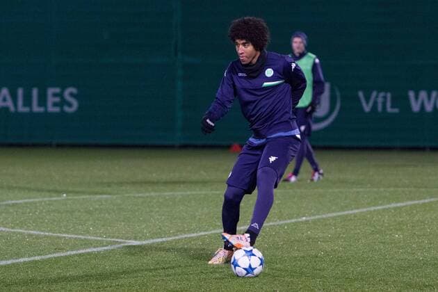 Fußball, UEFA Champions League, Abschlusstraining und Pressekonferenz VfL Wolfsburg; Dante (Wolfsburg) am Ball. xtgx