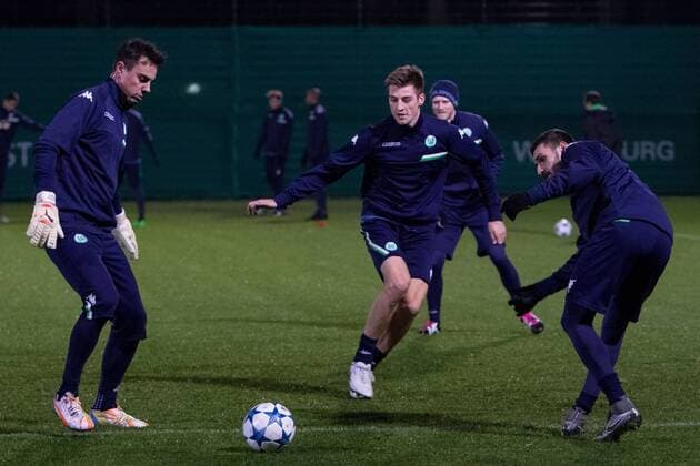 Fußball, UEFA Champions League, Abschlusstraining und Pressekonferenz VfL Wolfsburg; v.l. Diego Benaglio (Wolfsburg; Kapitän, captain, Stammtorwart, Stammtorhüter), Robin Knoche (Wolfsburg), Daniel Caligiuri (Wolfsburg) Zweikampf, Duell, duell, tackle, Tackling, Aktion, action. xtgx