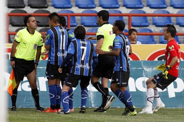 Fußball, Chile, Linienrichter simuliert und provoziert Platzverweis für Anyelo Zagal von Huachipato Simulierender Linienrichter provoziert Platzverweis, Huachipato - Palestino 14th date, Aperture Championship 2015 Linesman during the first division football match at the Cap stadium. Talcahuano, Chile. 30 11 2015 DragomirYankovic Photosport Huachipato v Palestino - 