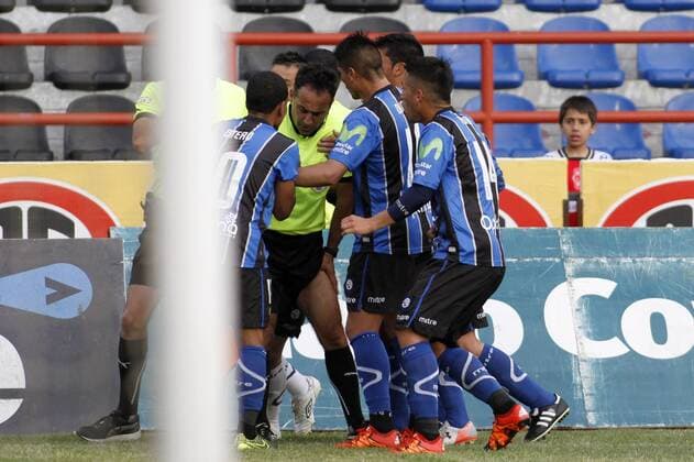 Fußball, Chile, Linienrichter simuliert und provoziert Platzverweis für Anyelo Zagal von Huachipato Simulierender Linienrichter provoziert Platzverweis, Huachipato - Palestino 14th date, Aperture Championship 2015 Linesman during the first division football match at the Cap stadium. Talcahuano, Chile. 30 11 2015 DragomirYankovic Photosport Huachipato v Palestino - 