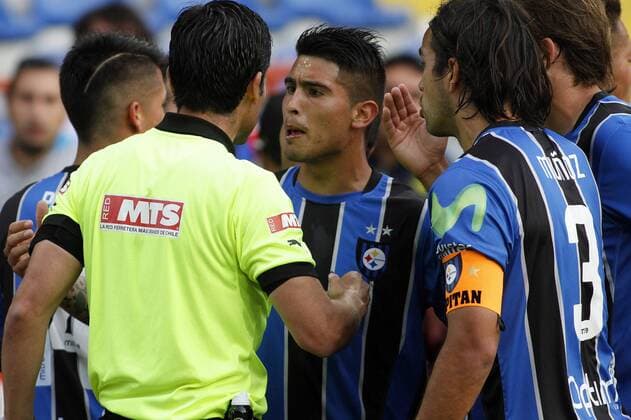 Fußball, Chile, Linienrichter simuliert und provoziert Platzverweis für Anyelo Zagal von Huachipato Simulierender Linienrichter provoziert Platzverweis, Huachipato - Palestino 14th date, Aperture Championship 2015 Linesman during the first division football match at the Cap stadium. Talcahuano, Chile. 30 11 2015 DragomirYankovic Photosport Huachipato v Palestino - 