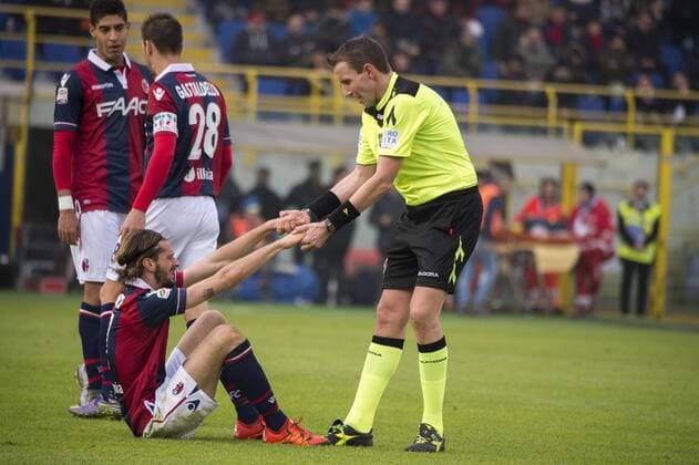 Marios Oikonomou (Bologna), Paolo Silvio Mazzoleni (Referee), DECEMBER 6, 2015 - Football Soccer : Italian Serie A match between Bologna FC 3-2 SSC Napoli at Stadio Renato Dall Ara in Bologna, Italy. NoxThirdxPartyxSales  (ptmb084616)