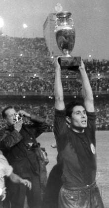 Fernando Olivella - Europameister 1964 präsentiert den Pokal - xZARKHIJO ARCHIVOxMARCAx 