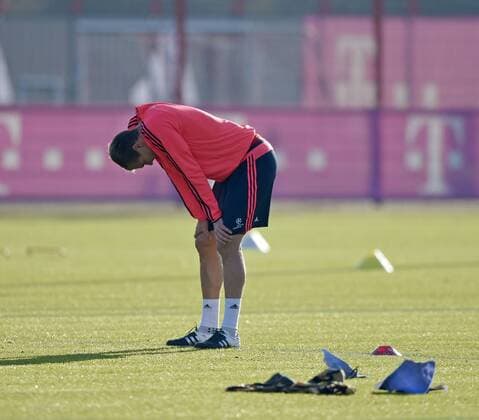 08.12.2015, Fussball 1.Bundesliga 2015 2016, FC Bayern München, Training an der Säbenerstrasse in München vor dem Championsleague-Spiel in Zagreb. Holger Badstuber (FC Bayern München) hat Schmerzen in den Weichteilen, nach einem Ball den er dort abbekommen hat. rechts am Boden liegen die Teile einer Papiertasche, die er aus Wut darüber zertreten hat. 