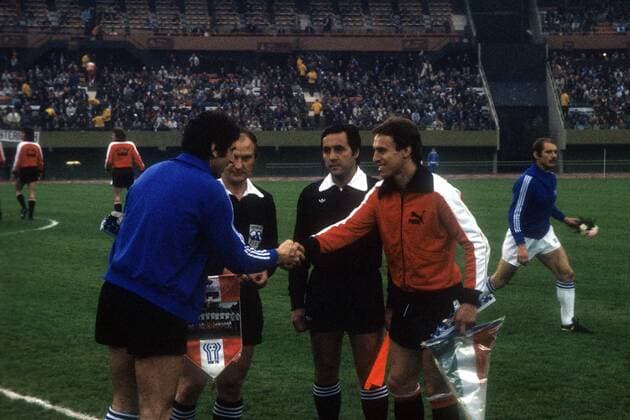 Weltmeisterschaft Zweite Runde, Italien - Österreich in Buenos Aires: Die Mannschaftskapitäne Dino Zoff (li., Italien) und Robert Sara (Österreich) begrüßen sich, mi.: Schiedsrichter Francis Rion