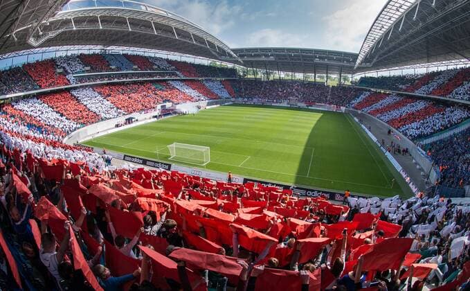 RB Leipzig siegt gegen Darmstadt, 19.04.2014 ; 35. Spieltag , RB Leipzig gegen SV Darmstadt 98 , RasenBallSport Leipzig , Fuvüball , , Lokalsport , Jubelszenen , Abpfiff Feier und Jubel nach dem Spiegel - Der RBLeipzig hat am Samstag (19.04.2014) in der RedBull Arena mit einem 1-0 gegen den SV Darmstadt gesiegt. Der Aufstieg wird fvºr die Roten Bullen somit immer wahrscheinlicher.