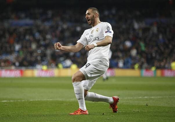 Fußball, Champions League, Real Madrid - Malmö FF Partido de futbol entre el Real Madrid y el Malmo FF de la Champions League 2015 2016, celebrado en el estadio Santiago Bernabeu, en Madrid 08 12 2015. Soccer match between Real Madrid and Malmo FF of the 2015 2016 Champions League, held at the Santiago Bernabeu stadium, in Madrid 12 08 2015. Karim Benzema celebrates after scoring 